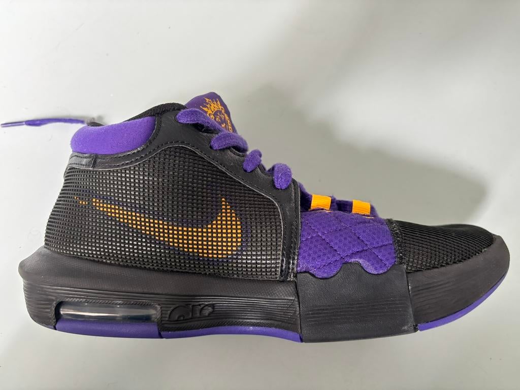 Basketbal schoenen en kleding (kind), Ophalen of Verzenden, Zo goed als nieuw, Schoenen