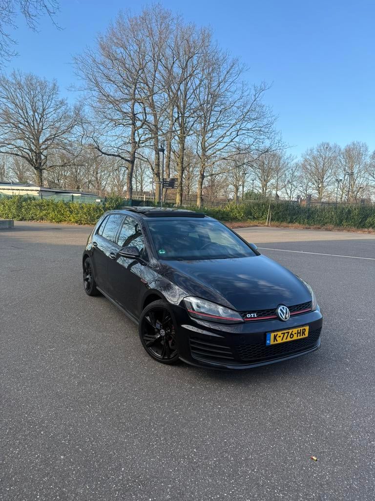 Volkswagen Golf 7 2.0 GTI PANO TREKHAAK KEYLESS, 4 cilinders, 1984 cc, Zwart, 690 kg