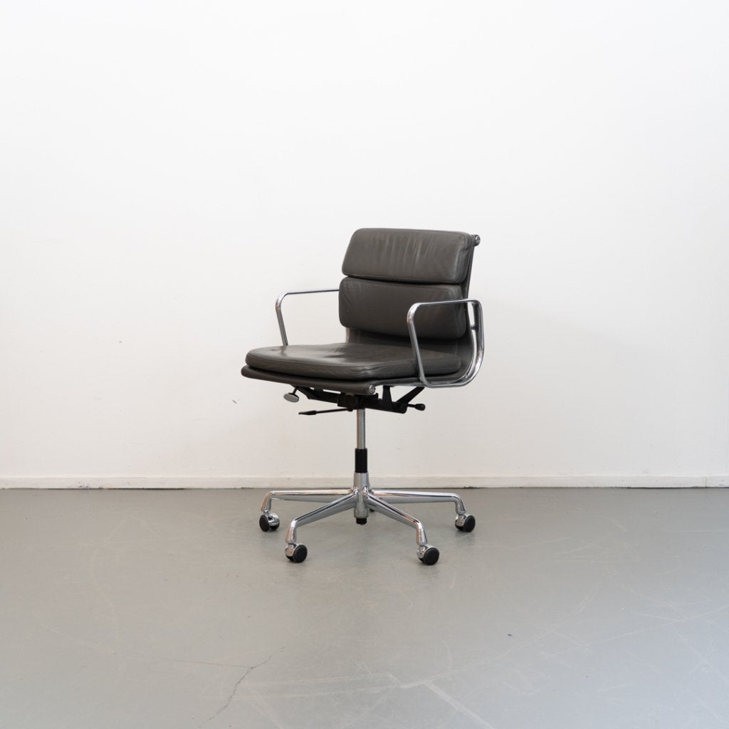 1 Vitra Eames Ea 217 Licht Grijs Softpad - Chroom, Niet ingevuld, Niet ingevuld, Zo goed als nieuw, Bureaustoel