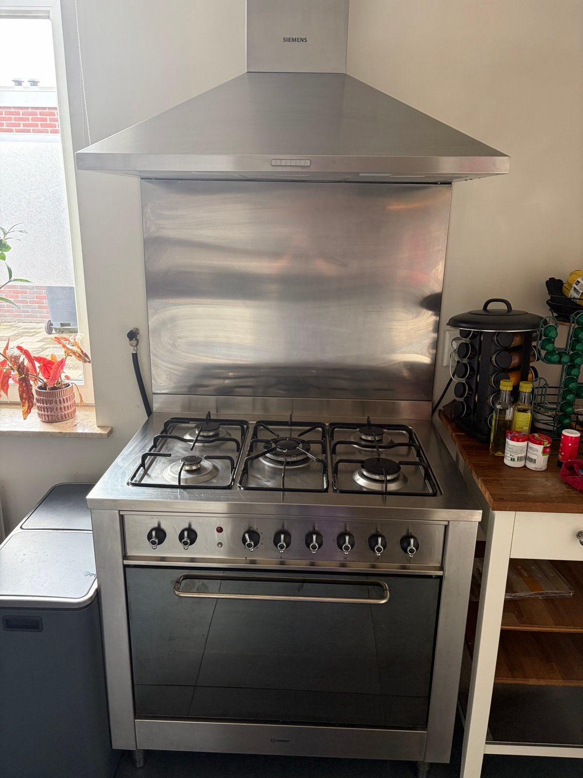 Indesit RVS gasfornuis met oven en Siemens afzuigkap, Ophalen