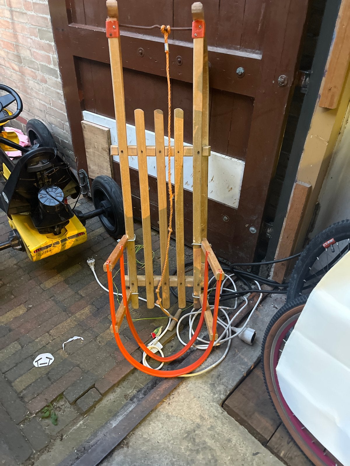 Vintage houten slee met rugleuning, Kinderen en Baby's, Speelgoed | Buiten | Sleeën, Ophalen, Rugleuning, Gebruikt, Hout
