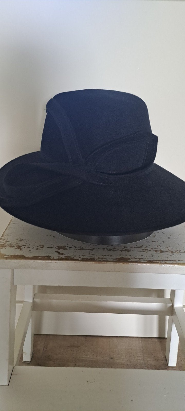 Elegante zwarte vilten hoed, Kleding | Dames, Hoed, One size fits all, Ophalen of Verzenden, Onbekend