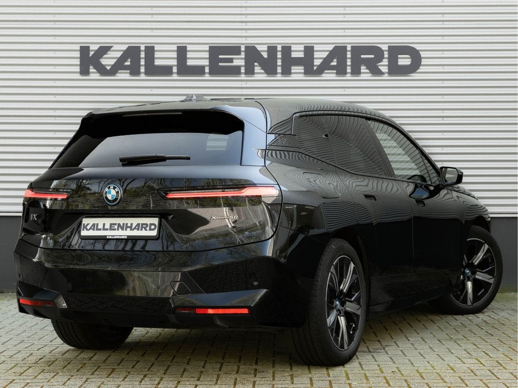 BMW iX xDrive50 - Luchtvering - Sportpakket - Driving + Park, Auto's, Automatische klimaatregeling, Gebruikt, Zwart, Leder