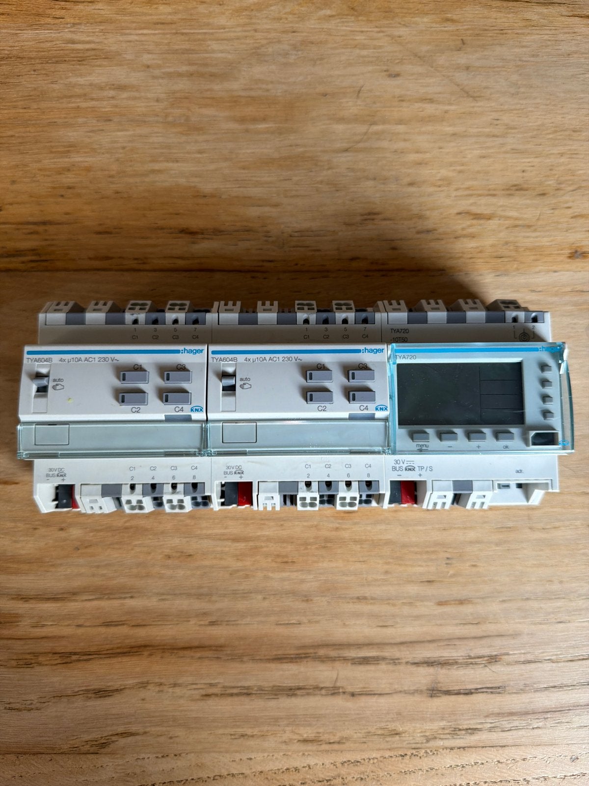 Hager 2x TYA604B KNX schakelactoren en TYA720 KNX tijdklok, Hobby en Vrije tijd, Ophalen of Verzenden, Gebruikt