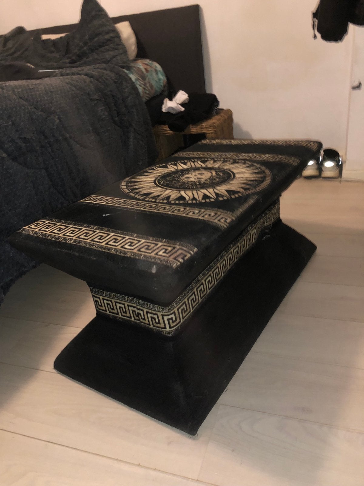 Zwart met gouden Medusa bankje/voetenbankje, Huis en Inrichting, Ophalen, Minder dan 50 cm, Gebruikt, 75 tot 100 cm