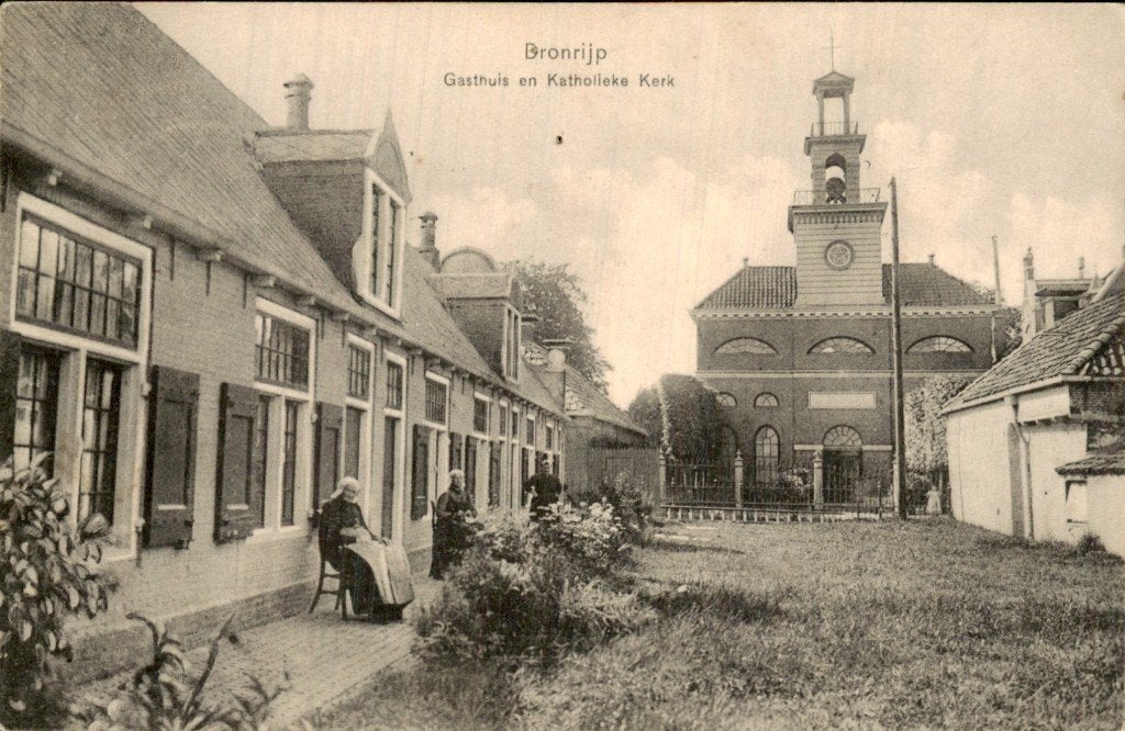 Dronrijp - Gasthuis en Katholieke Kerk - Gezicht, Ophalen of Verzenden, Voor 1920, Gelopen, Friesland