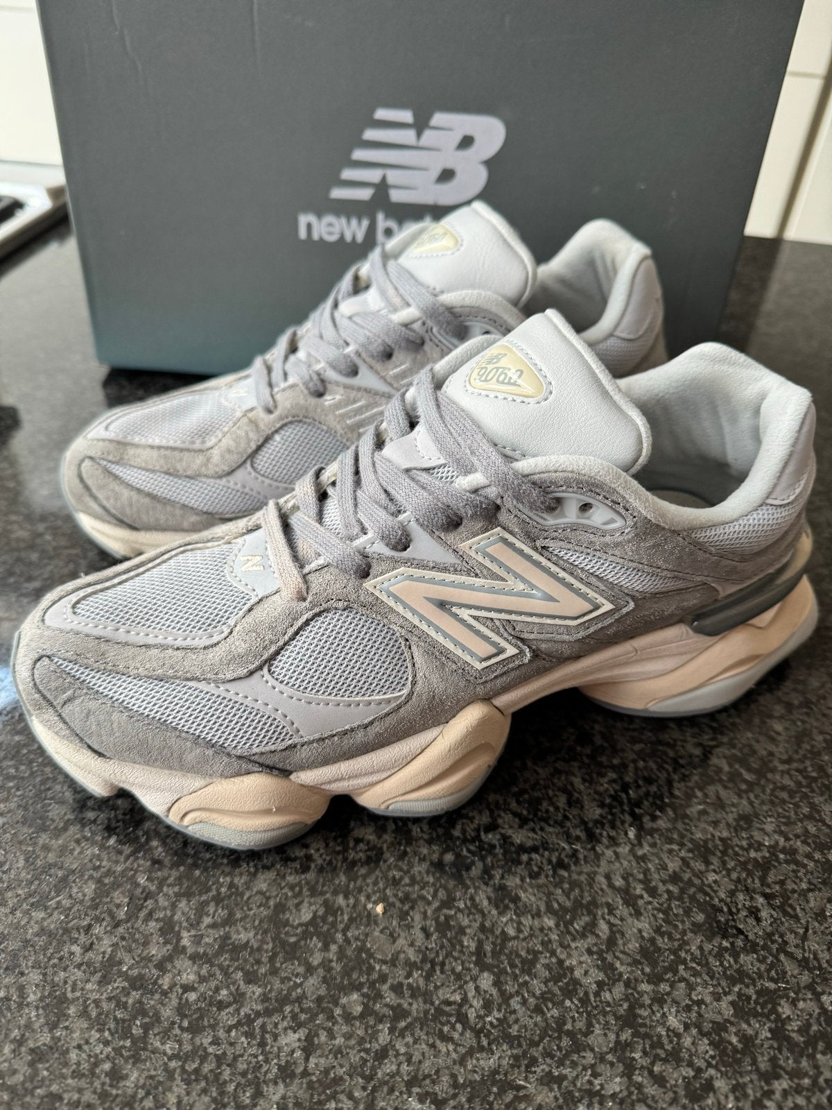 New Balance 9060 Maat 40 met doos, Ophalen of Verzenden, Gedragen, Sneakers of Gympen