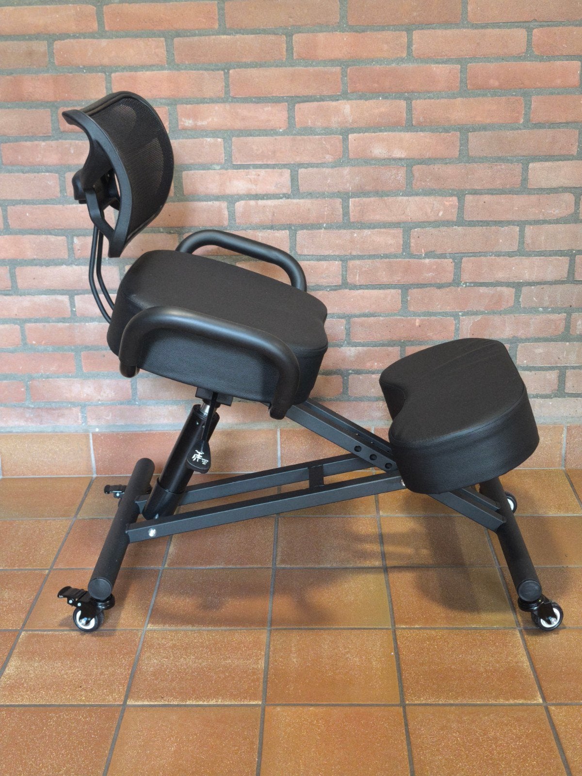 Ergonomische kniestoel met rugleuning en wieltjes, Ophalen, Zwart, Zo goed als nieuw, Bureaustoel