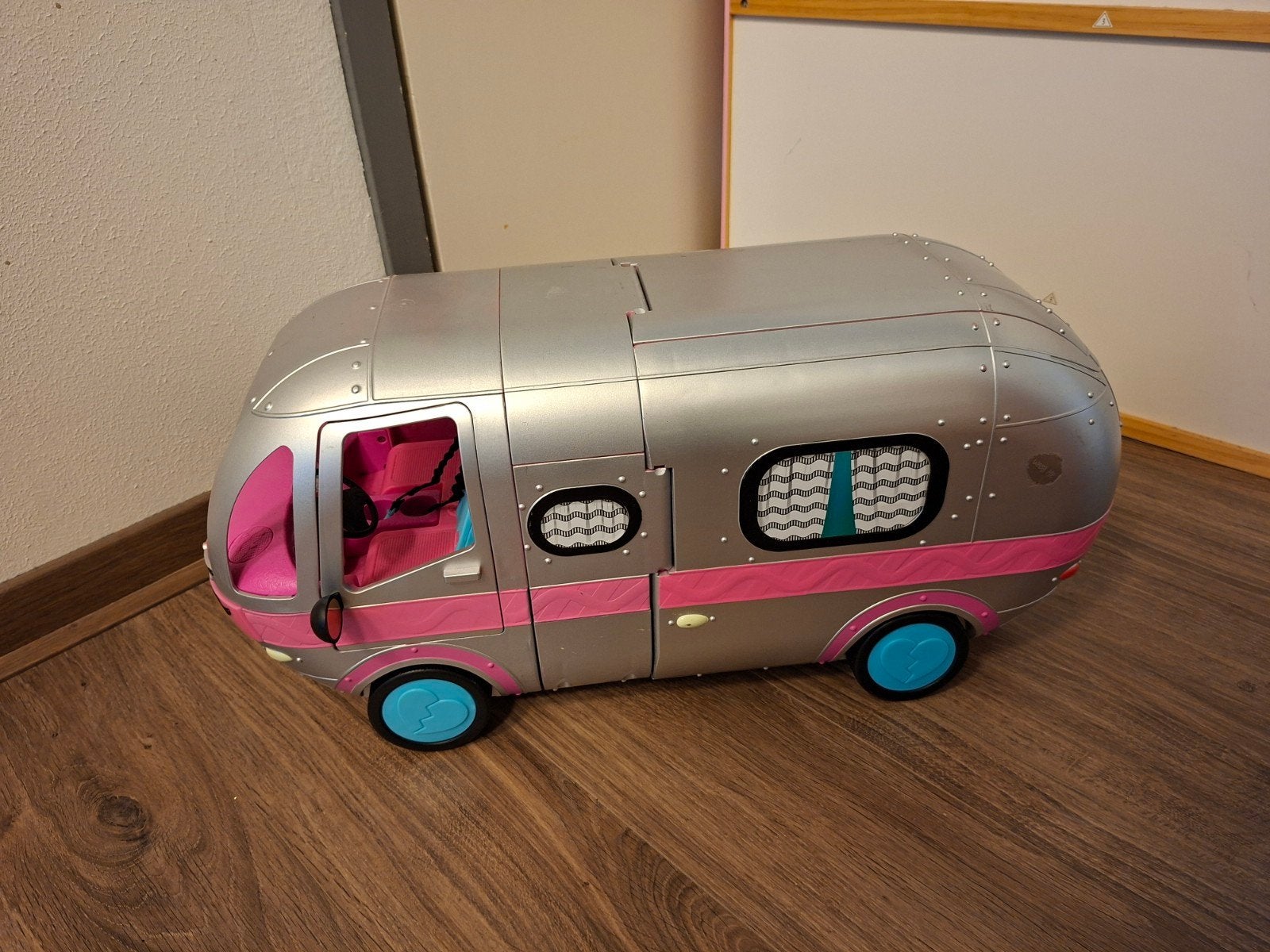 LOL Surprise OMG Glamper Camper, Kinderen en Baby's, Speelgoed | Speelgoedvoertuigen, Gebruikt, Ophalen