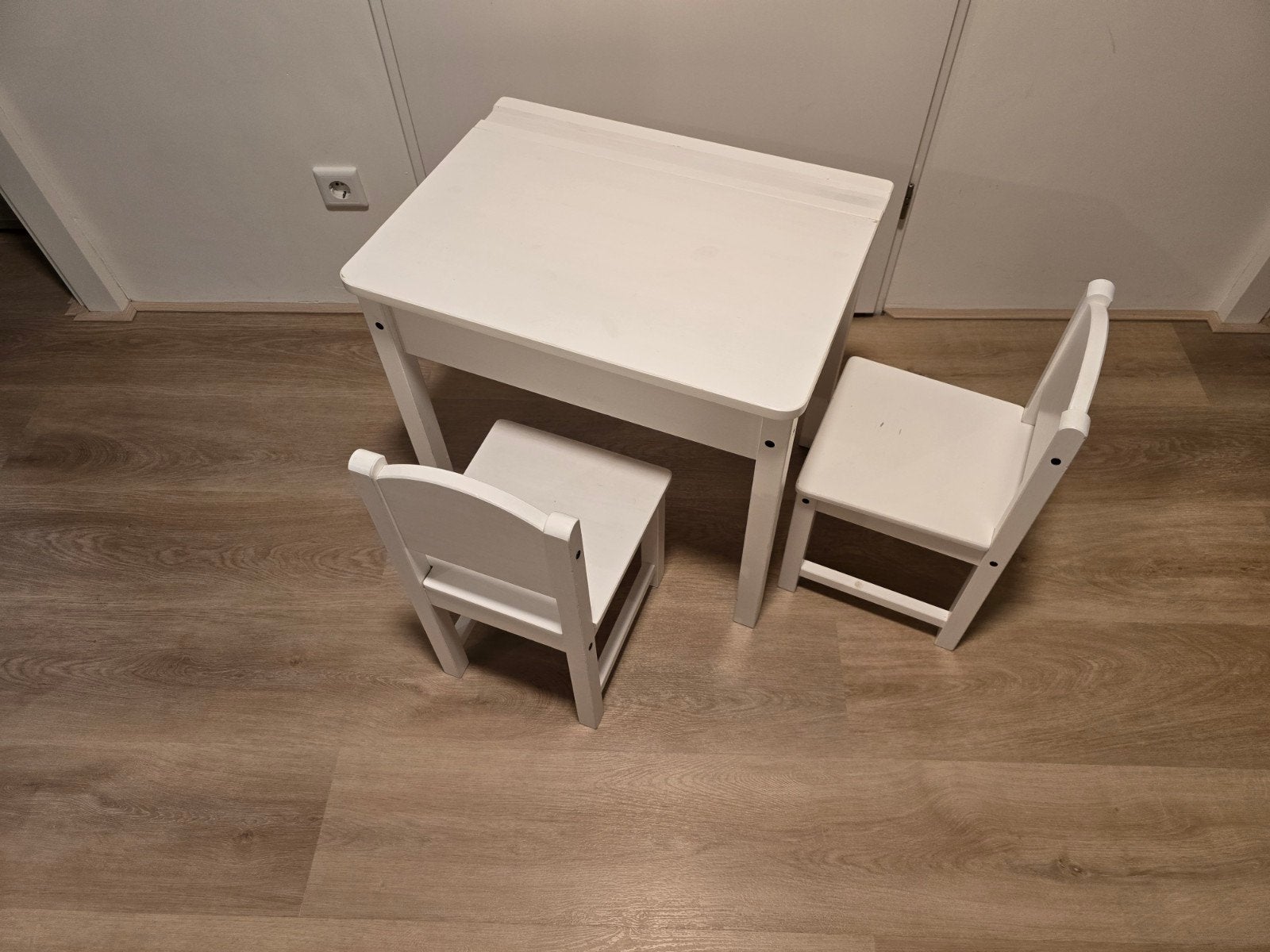 Kinderbureau met klep (Ikea Sundvik 22031) met 2 stoeltjes, Kinderen en Baby's, Kinderkamer | Tafels en Stoelen, Ophalen, Gebruikt