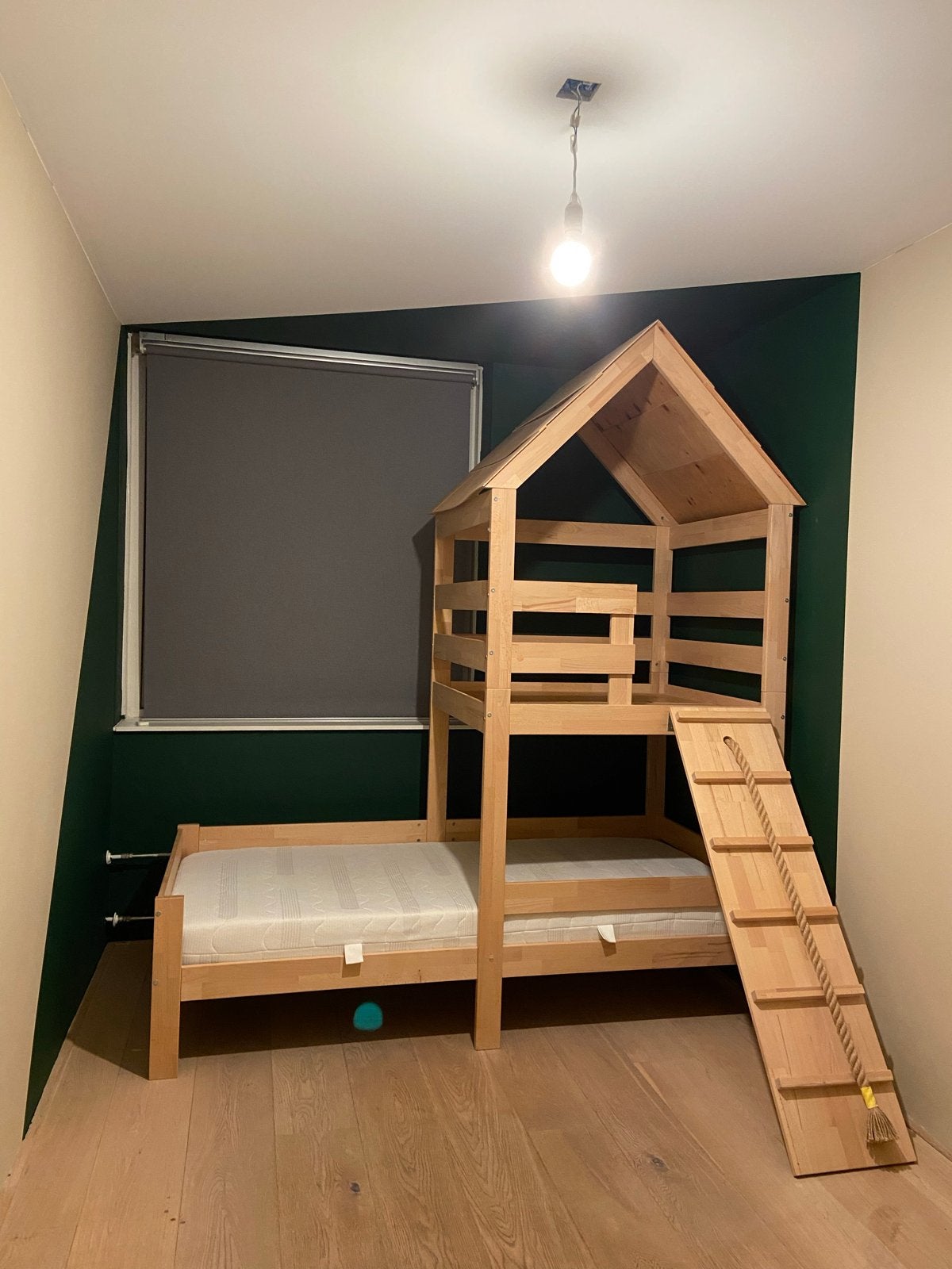Design bed met huisje - massief hout, Kinderen en Baby's, Kinderkamer | Bedden, 85 tot 100 cm, Zo goed als nieuw, 180 cm of meer