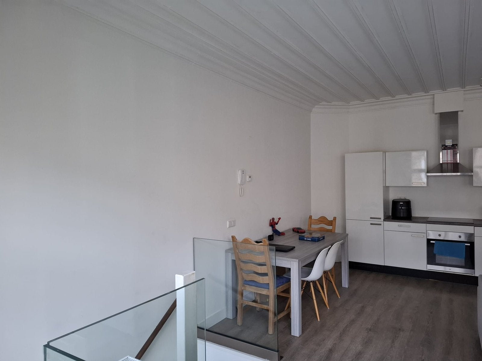 Gratis Dining Table gray and 2 wooden chairs, Huis en Inrichting, Ophalen of Verzenden, Zo goed als nieuw, Rechthoekig, 50 tot 100 cm