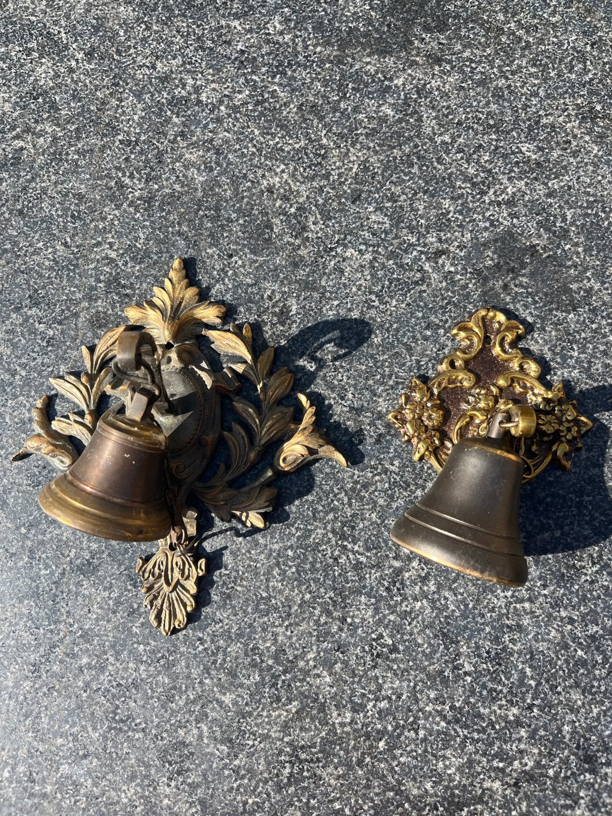 Antieke bronzen deurbellen met sierlijke wandbevestiging, Antiek en Kunst, Ophalen of Verzenden