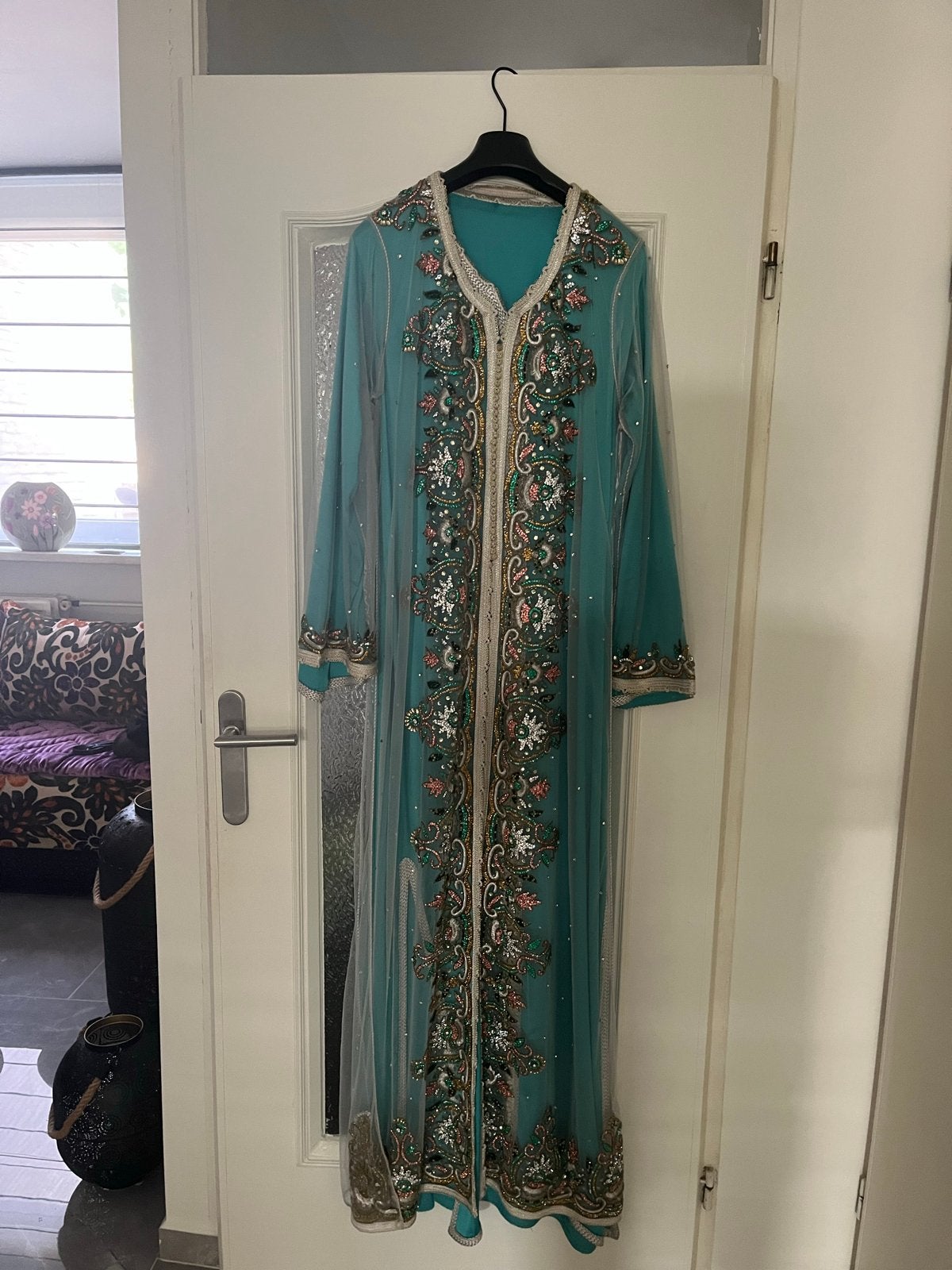 Prachtige turquoise kaftan met gedetailleerd borduurwerk, Maat 38/40 (M), Overige typen, Meerkleurig, Ophalen of Verzenden