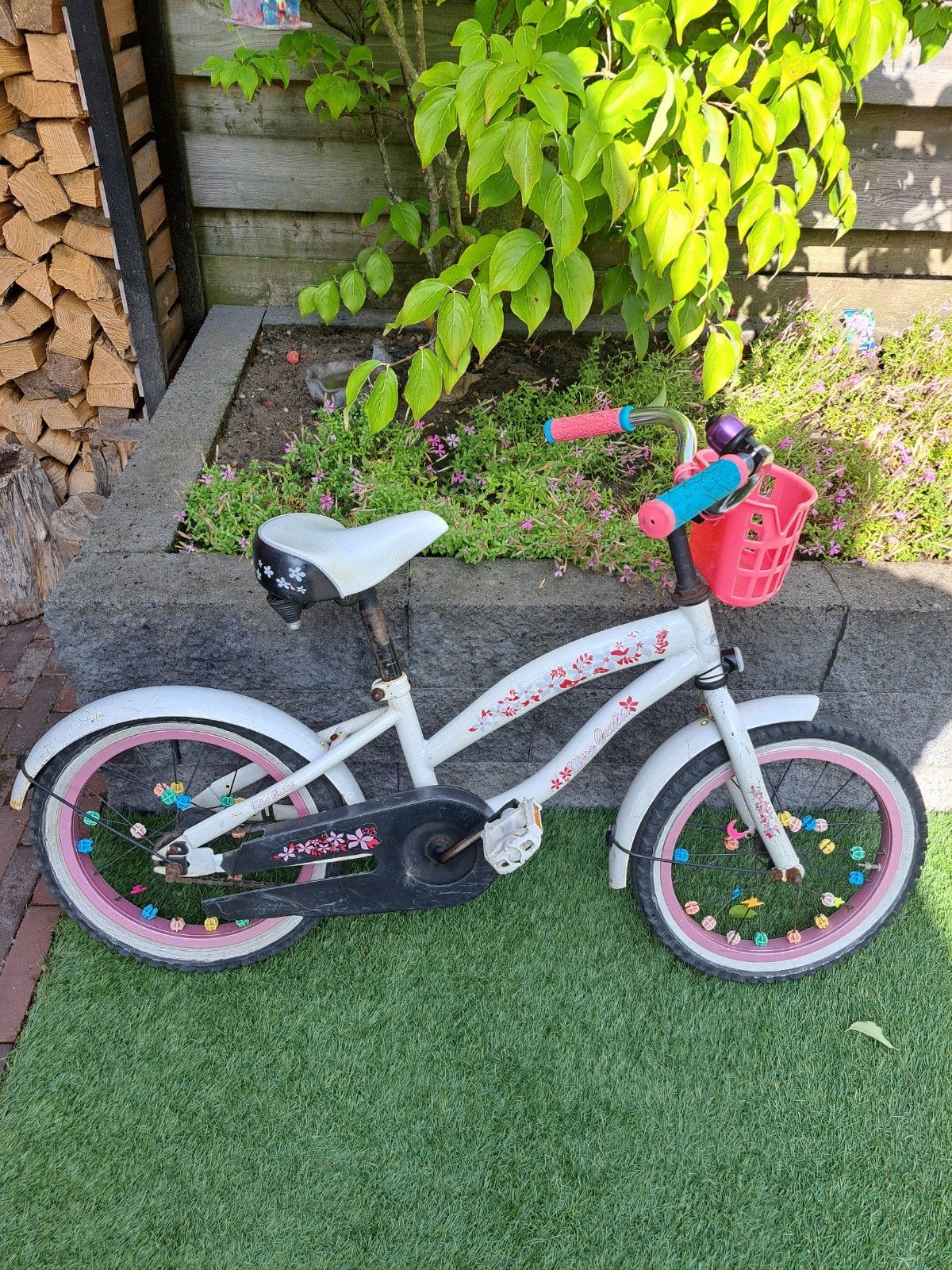 Kinderfiets wit met roze accenten en mandje, Ophalen, Gebruikt, Terugtraprem, Minder dan 16 inch