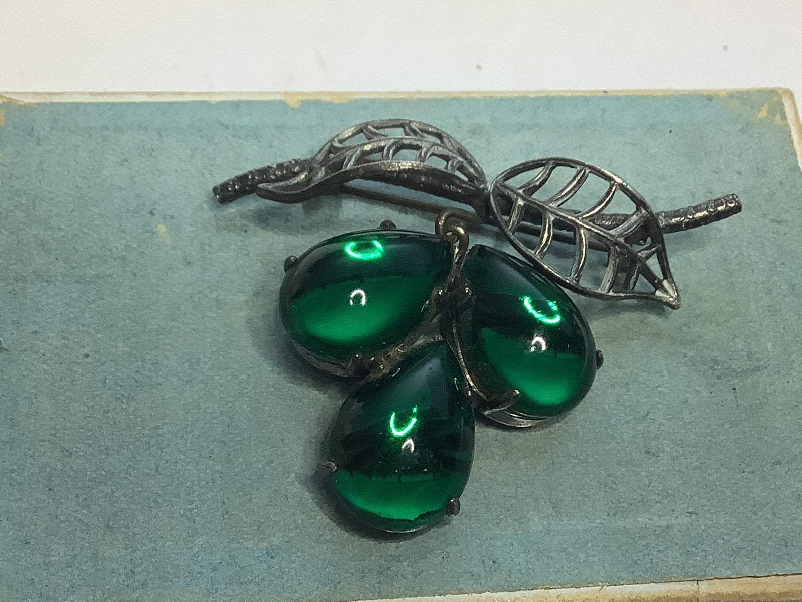 OUDE VINTAGE BROCHE MET PENDANT MET GROENE GLINSTER STENEN, Verzenden, Broche