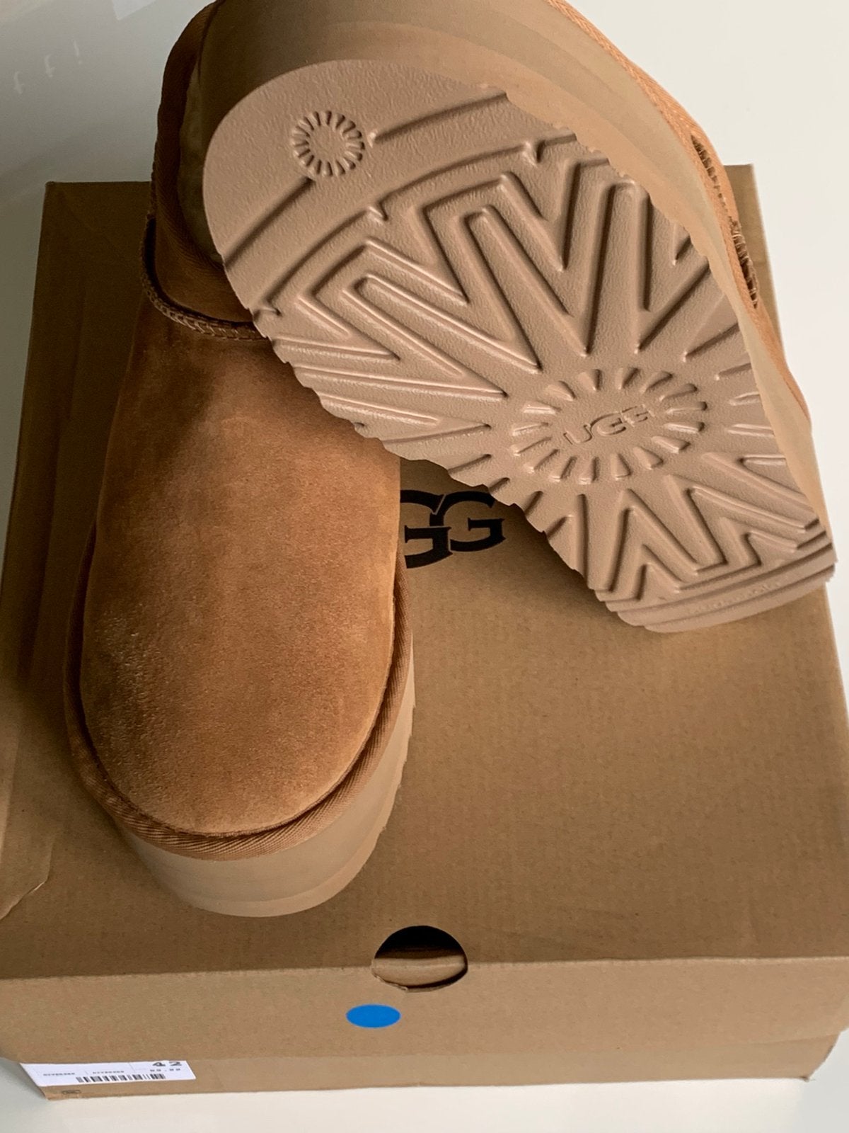 UGG schoenen bruin – maat 42 – gratis verzending  49€, Customerservicesnl@ugg.com, Deckers Europe Limited, Bruin, 130 Shaftesbury Avenue, London W1D 5EU, United Kingdom
