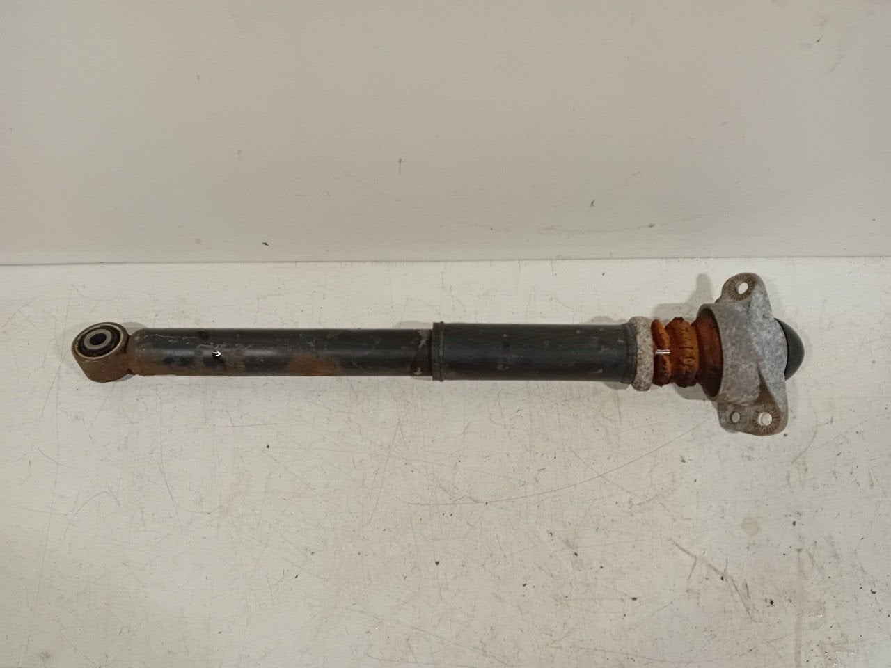 Schokbreker links achter Volkswagen Golf, Onderdelen@venauto.nl, Van der Ven Autorecycling B.V., Gebruikt, Ettenseweg 76, 4706 PB Roosendaal, The Netherlands