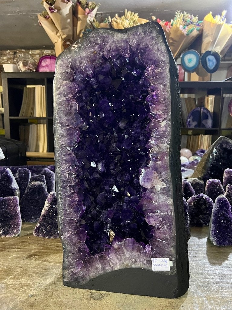 Amethist geode (65) van 35 kg, diep paars van kleur, Ophalen of Verzenden, Mineraal