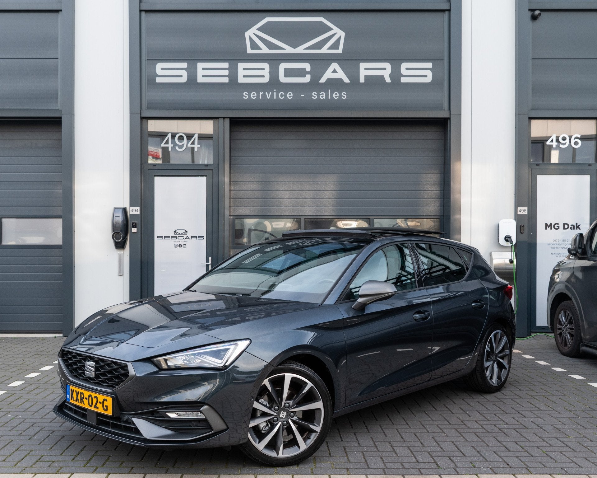SEAT Leon 1.5 eTSI FR DSG PANODAK, CARPLAY BEATS, ADAPT CRUI, 4 cilinders, Met garantie (alle), Bedrijf, Grijs