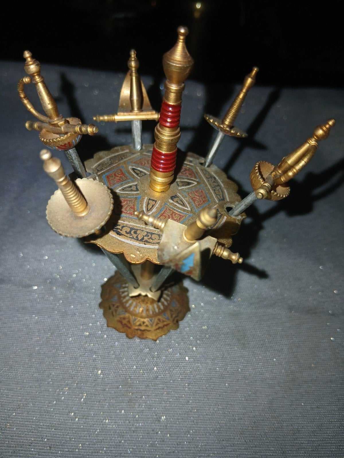 Decoratieve zwaardenset met standaard, Antiek en Kunst, Ophalen of Verzenden