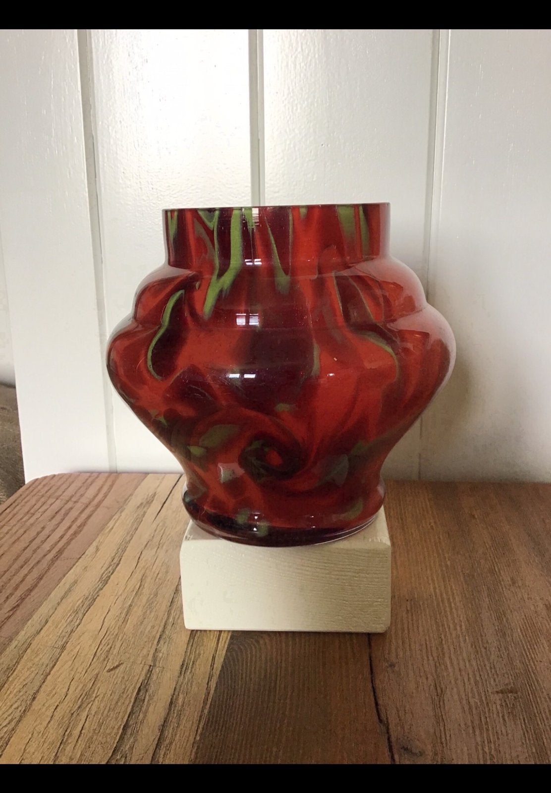 Rozensteker, bloemsteker. Rood opaline glas met groenig/goud, Antiek en Kunst, Antiek | Vazen, Ophalen of Verzenden