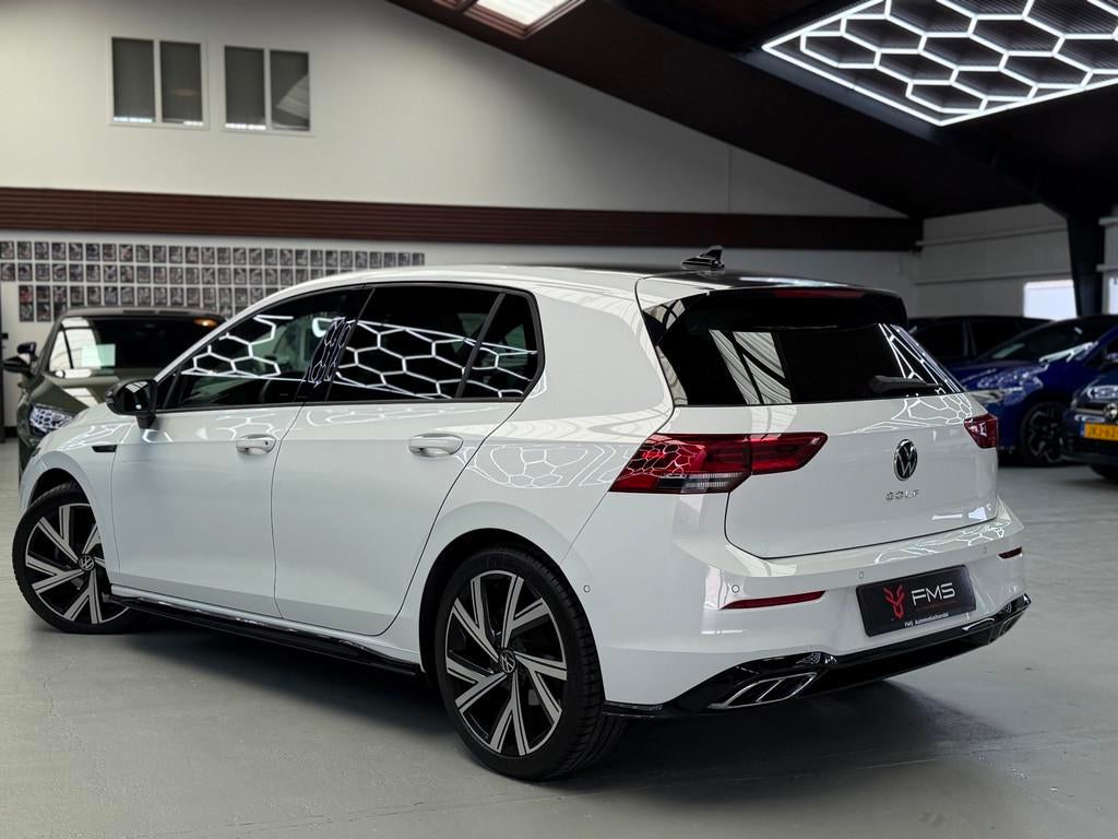 Volkswagen Golf 1.5 eTSI 3x R-Line CarPlay Camera, Zwart, 4 cilinders, Met garantie (alle), Leder en Stof