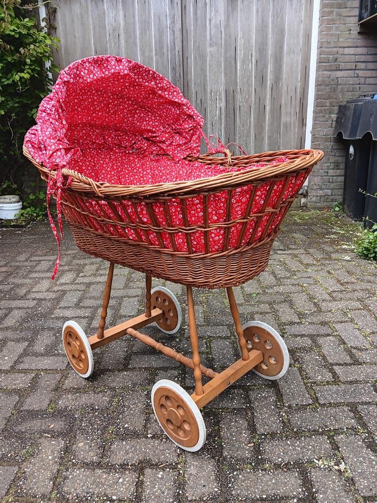 Vintage Wieg van Rotan met Rode Bekleding, Ophalen, Gebruikt, Wieg