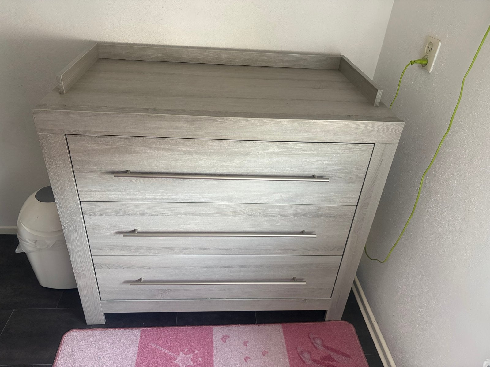 Babykamer set: Commode en Ledikant - Grijs hout, Ophalen, Gebruikt, 50 tot 70 cm, 75 tot 100 cm