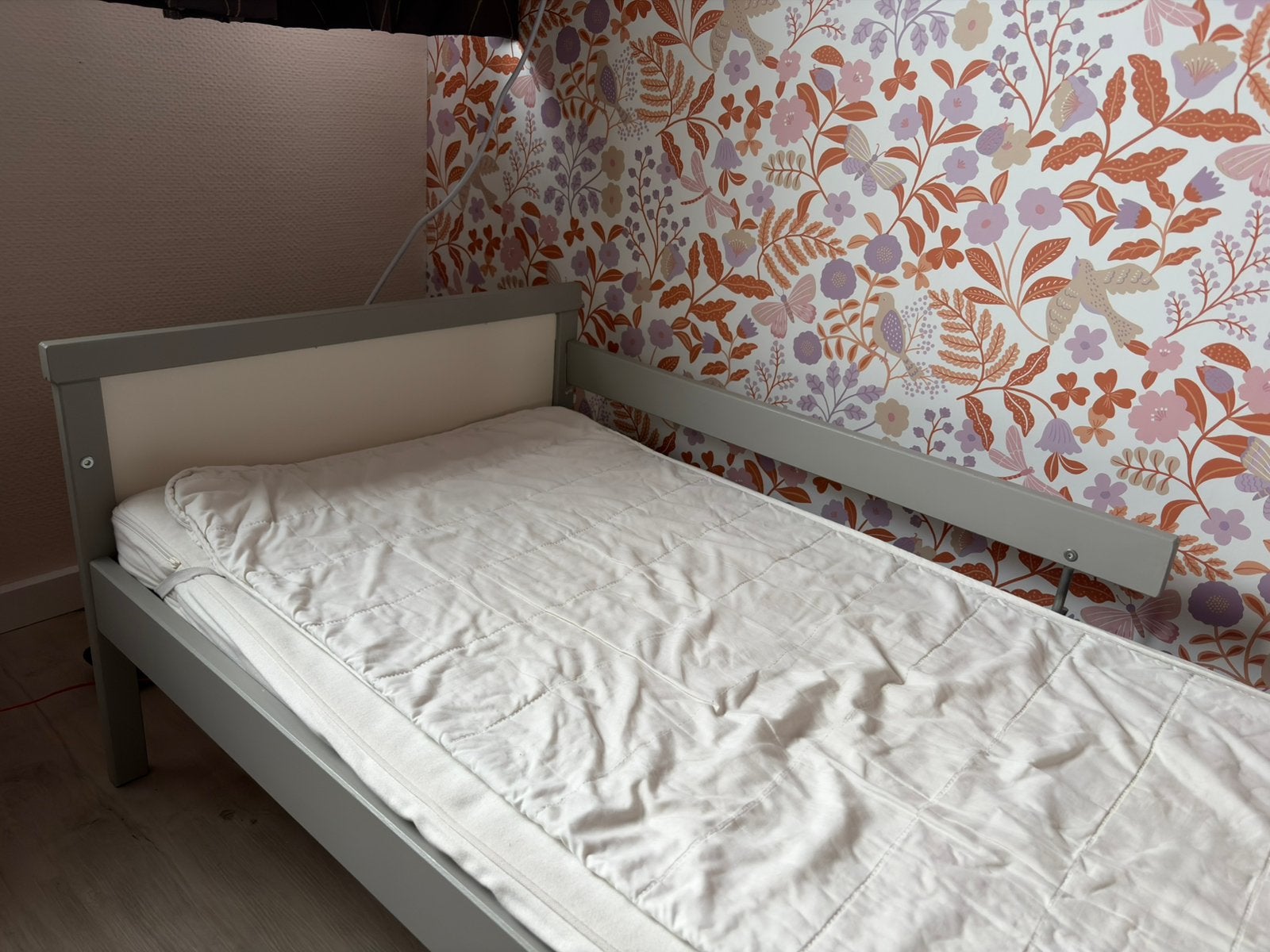 Ikea peuterbed met matras en beschermer, Huis en Inrichting, Slaapkamer | Complete slaapkamers, Ophalen, Zo goed als nieuw, Eenpersoons