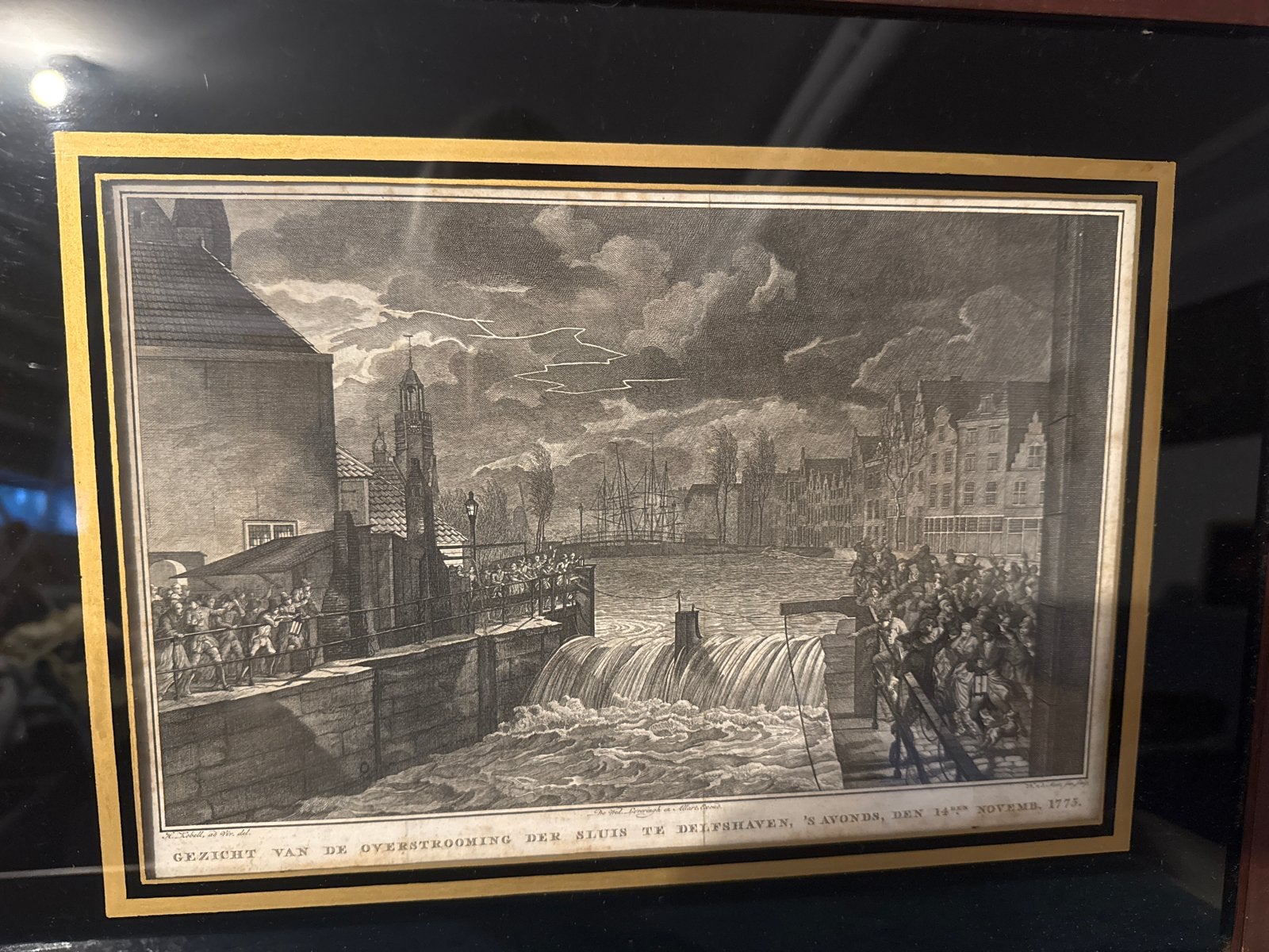 Gravure Rotterdam: Overstroming Sluis te Delfshaven 1775, Antiek en Kunst, Kunst | Etsen en Gravures, Ophalen, Met tekst, Stadsgezicht