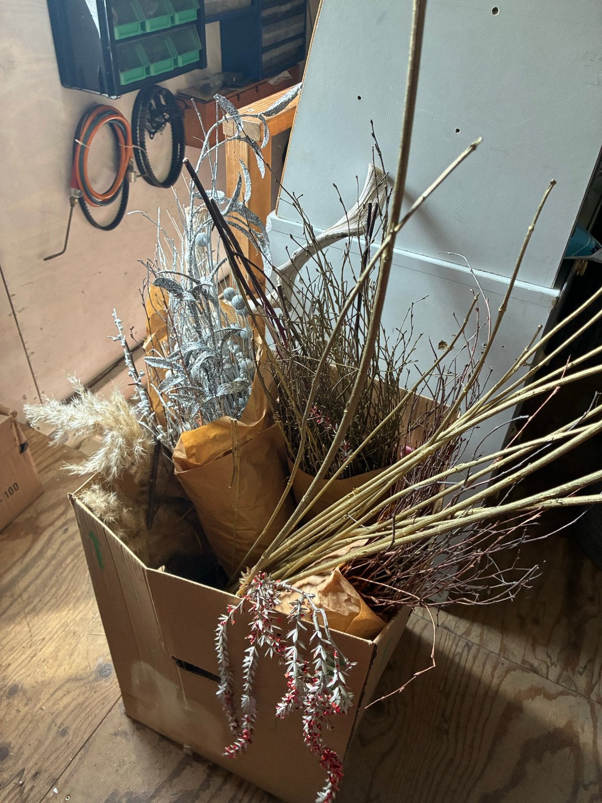 Doos vol met kleurrijke droogbloemen en decoratie, Ophalen, Gebruikt