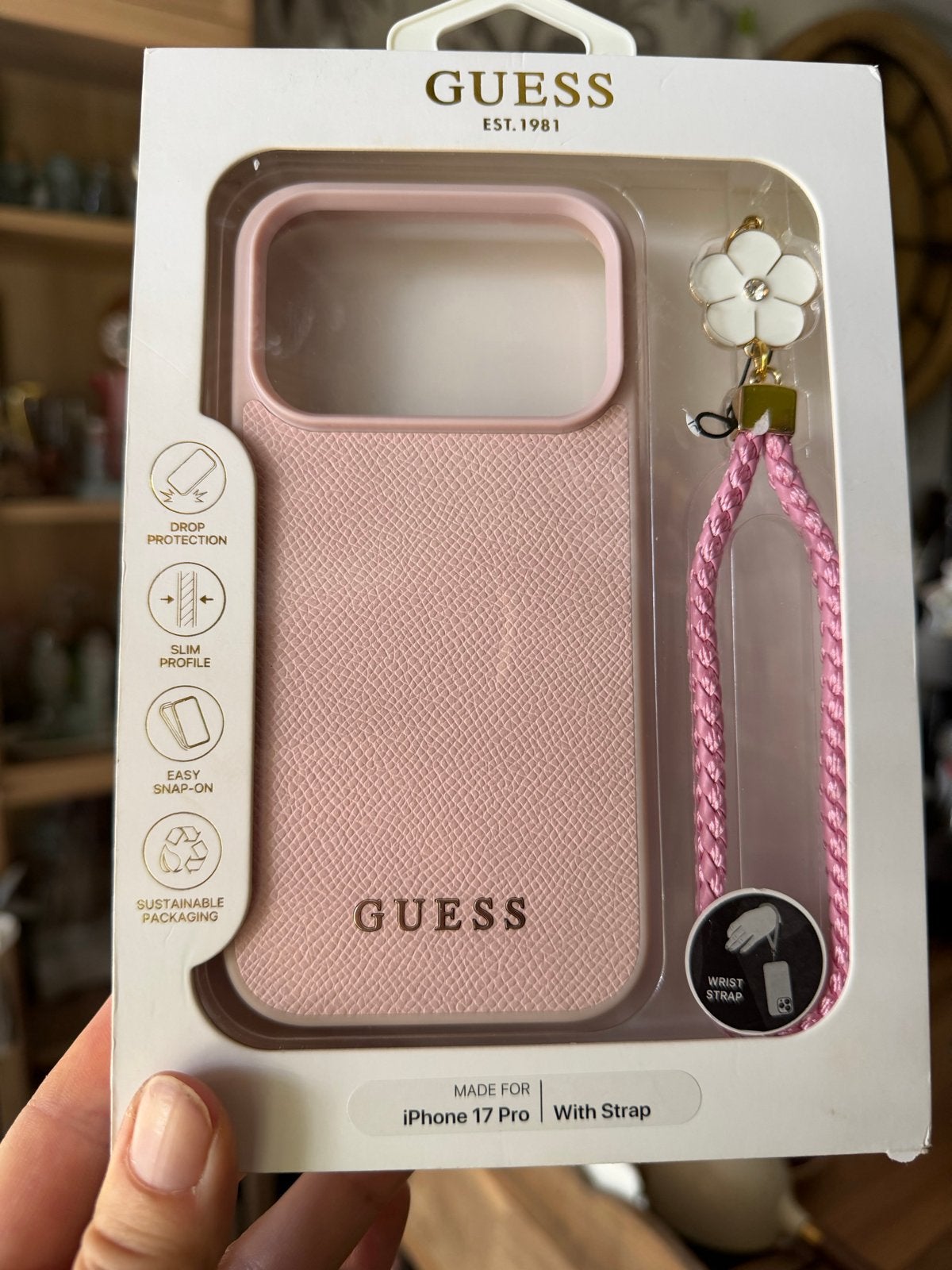 12€, Nieuw Roze Guess iPhone 17 Pro Hoesje met Polsbandje, Ophalen, IPhone 17, Met koord, Nieuw