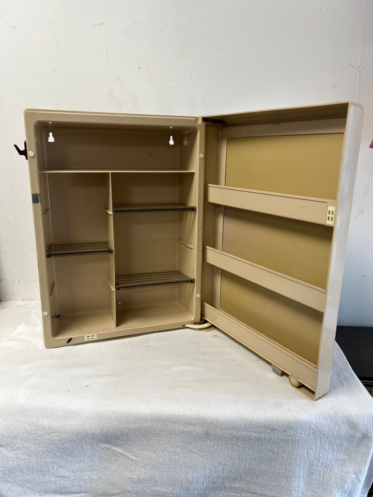 Te Koop : Vintage Badkamermeubel Medicijnkastje Bruin, Minder dan 50 cm, Gebruikt, Ophalen of Verzenden, Minder dan 25 cm