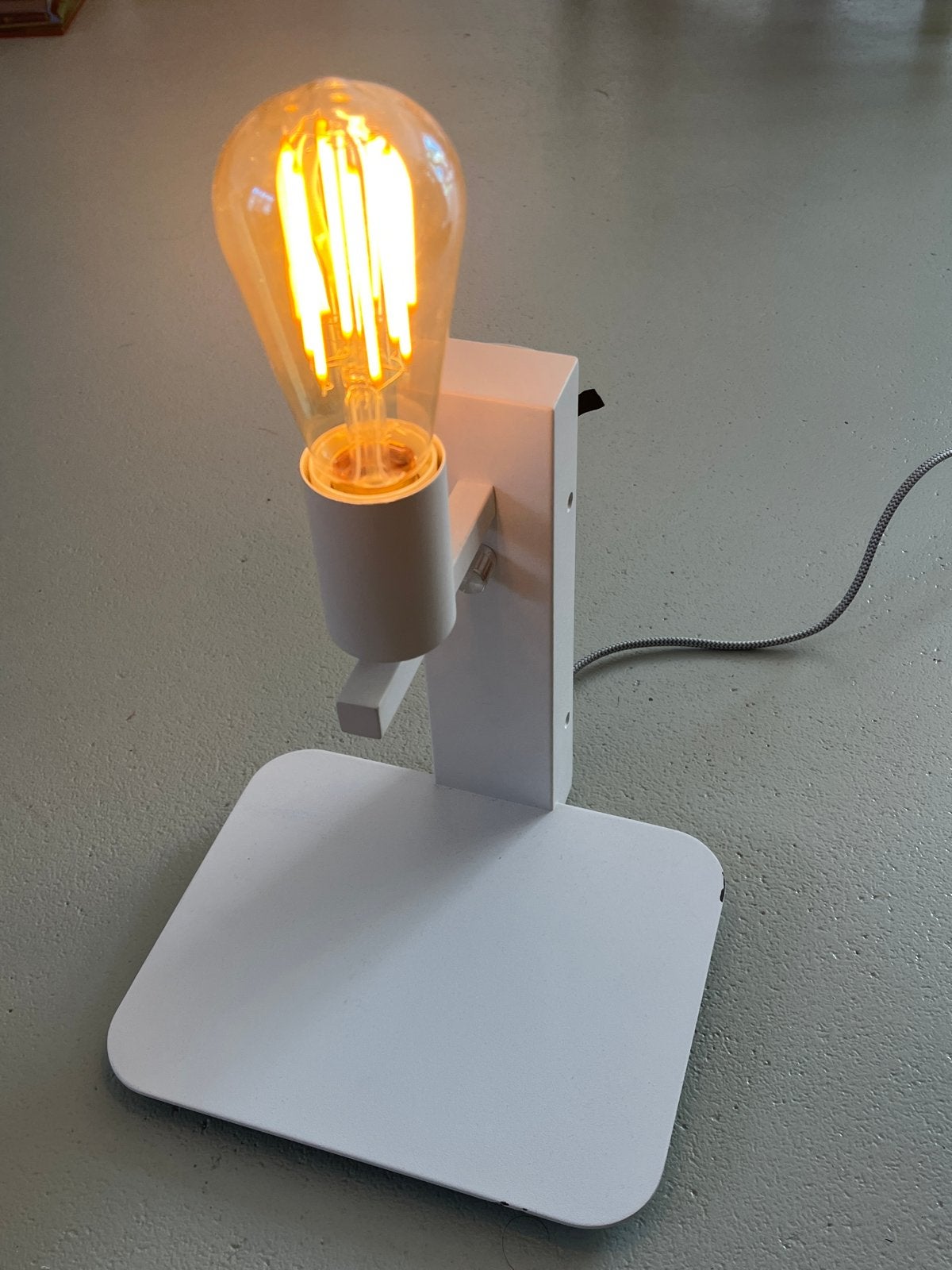 Witte tafellamp met Edison LED lamp en USB-poort, Ophalen, Bureaulamp, Gebruikt, Wit