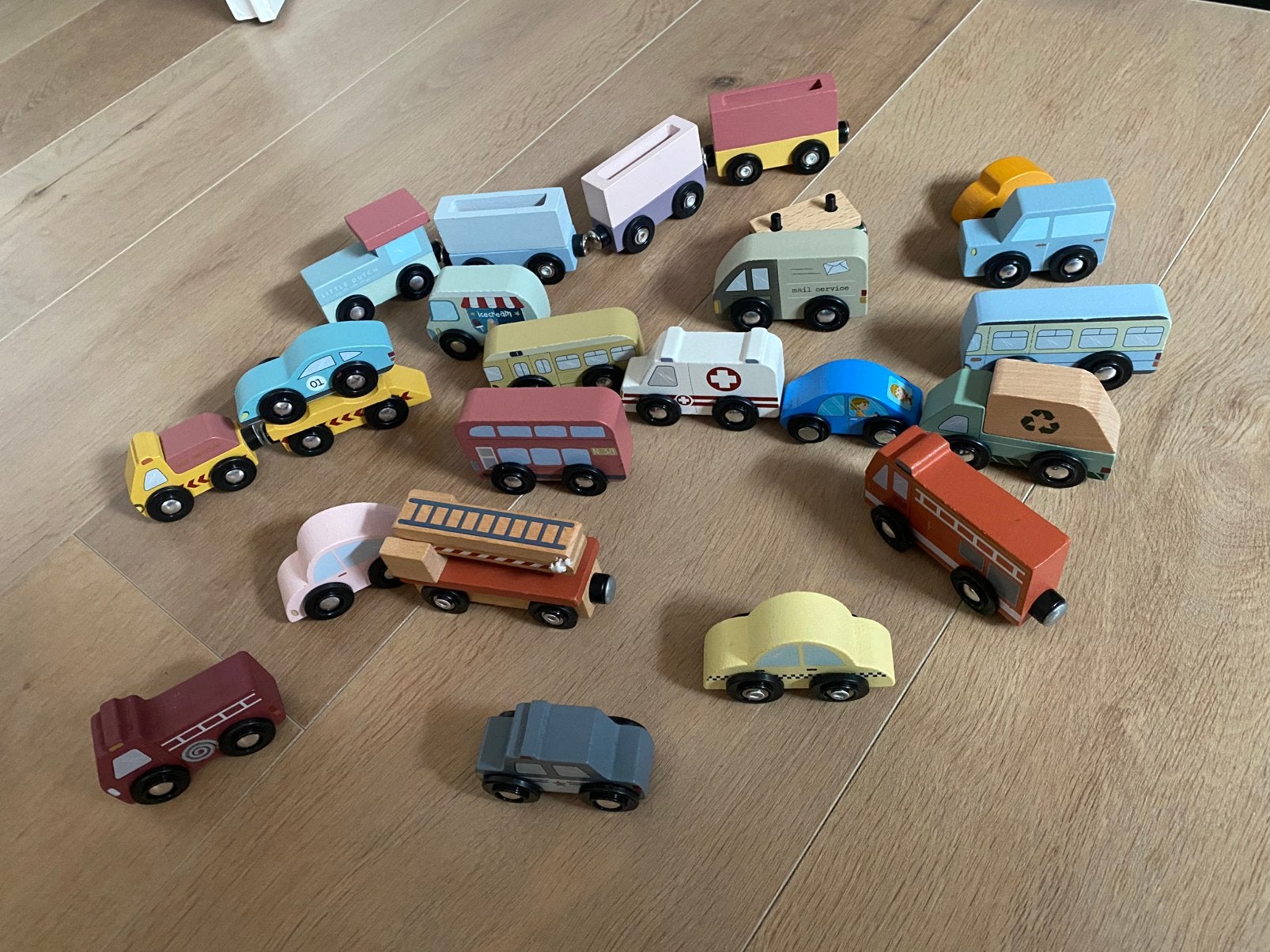 Grote set houten speelgoed: treinbaan, auto's, blokken, Kinderen en Baby's, Speelgoed | Houten speelgoed, Ophalen of Verzenden