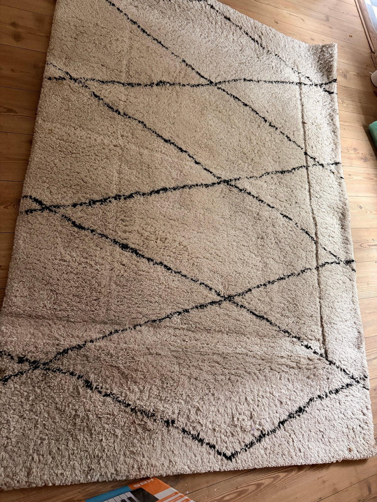 Foto 3 van Crèmekleurig vloerkleed met zwart geometrisch patroon
