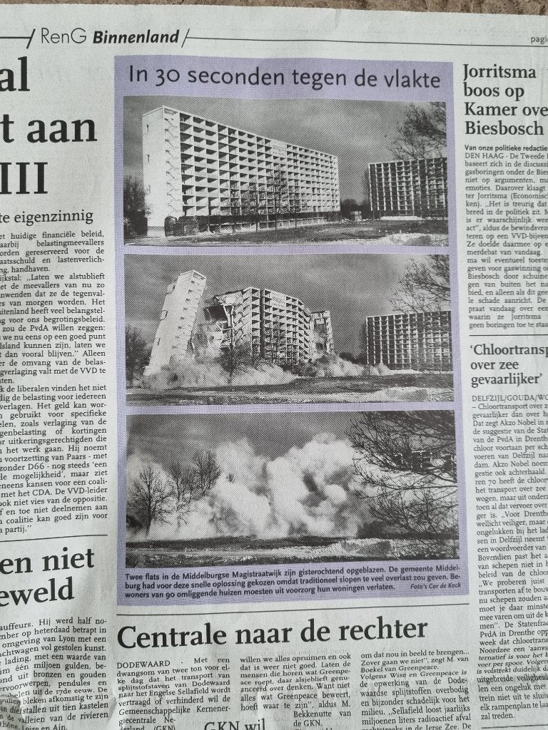 Flats in Middelburg opgeblazen (2000), Verzamelen, Tijdschriften, Kranten en Knipsels, Ophalen of Verzenden, 1980 tot heden, Knipsel(s)