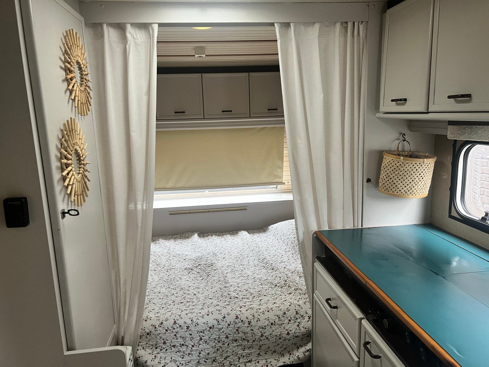 LMC Caravan met flexibele indeling en luifel, Omvormbare zithoek, Treinzit, Particulier, Luifel