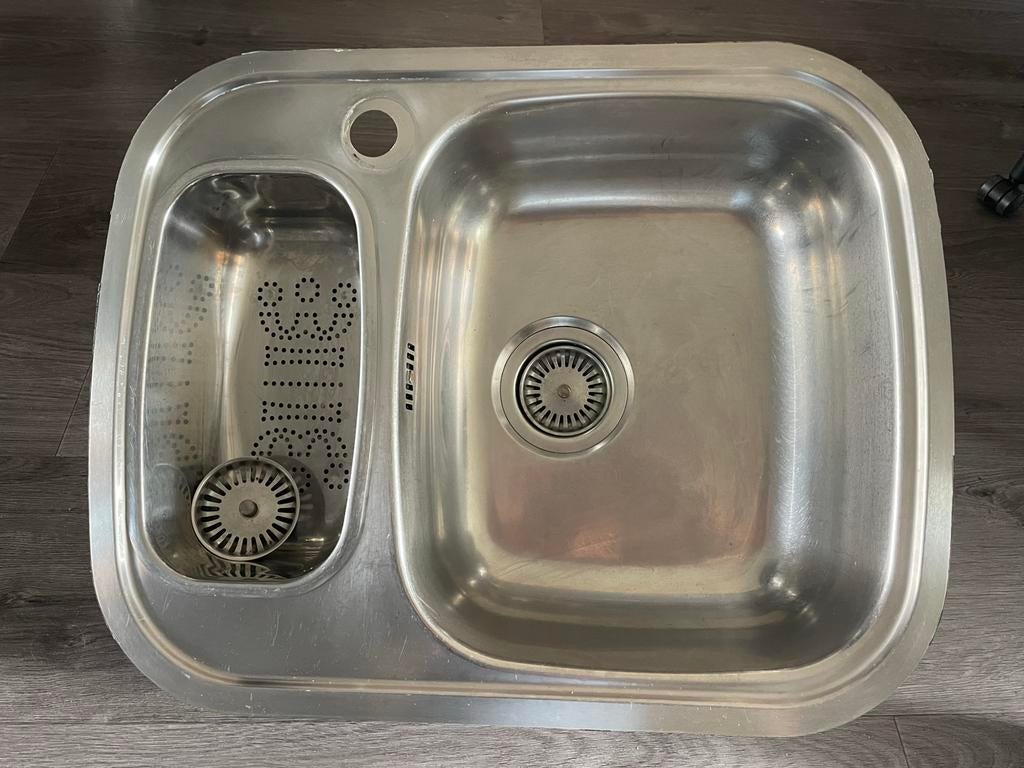 Dubbele RVS spoelbak met twee bakken en afvoerpluggen, Huis en Inrichting, Keuken | Keukenelementen, Ophalen, 50 tot 100 cm, Zo goed als nieuw
