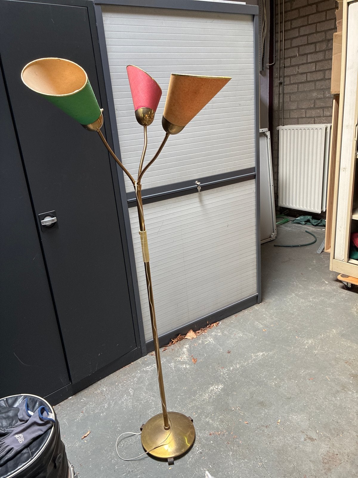 Vintage messing vloerlamp met 3 gekleurde kappen, Antiek en Kunst, Ophalen