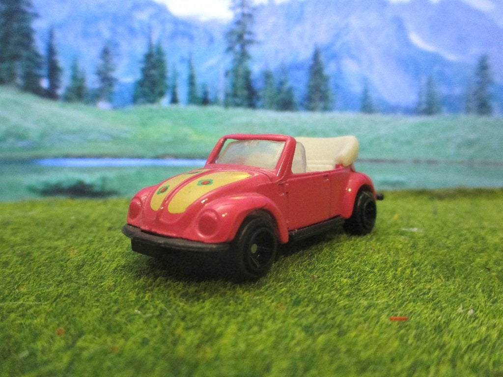 1:60 Volkswagen 1303 kever cabriolet Welly rose Tomica Copy, Ophalen of Verzenden, Zo goed als nieuw, Auto