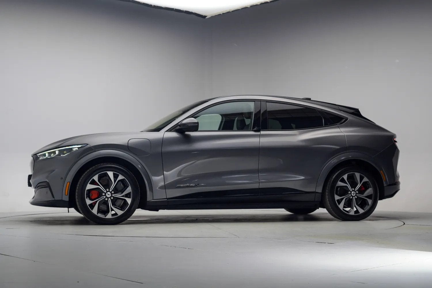 Ford Mustang Mach-E Extended First Edition AWD 98 kWh [ Pano, Automaat, Gebruikt, 750 kg, 110 €/maand