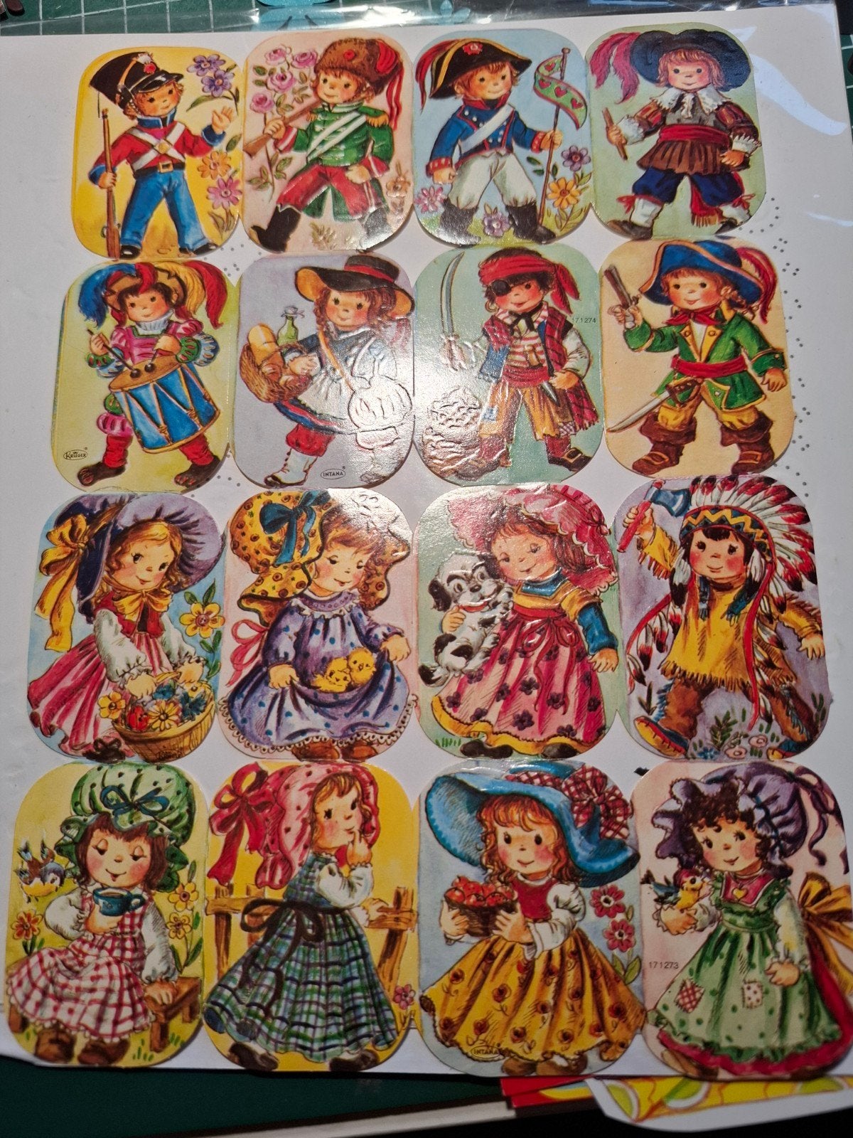 Vintage Plaatjes/Stickers van Kinderen in Klederdracht, Verzamelen, Poesieplaatjes, Ophalen of Verzenden