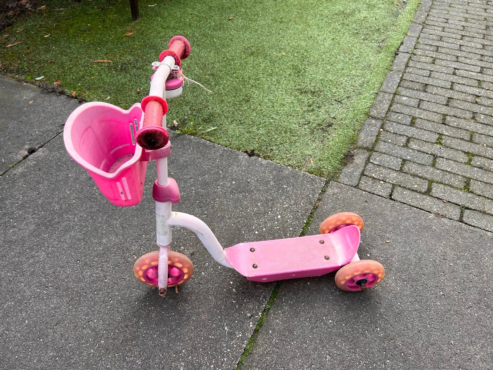 Roze kinderstep met 3 wielen en mandje, Fietsen en Brommers, Steps, Ophalen, Gebruikt, Gewone step
