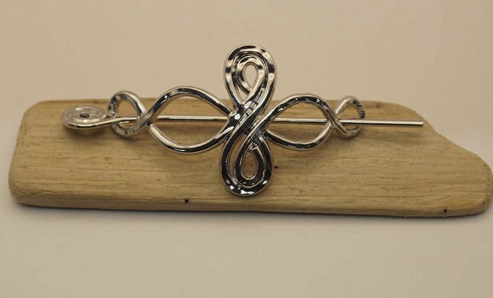Haarspeld met stokje krullende knoop in de kleur zilver