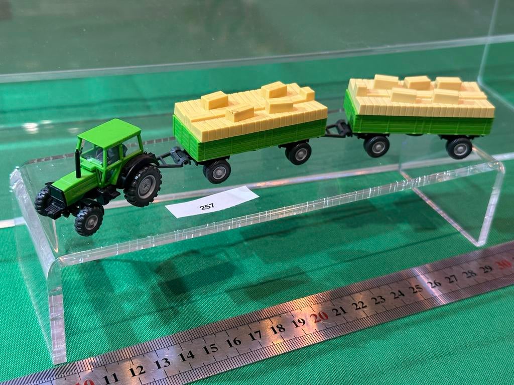 257- Wiking trekker/truck met twee aanhangers met hooibalen, Ophalen of Verzenden, Gebruikt, Overige merken