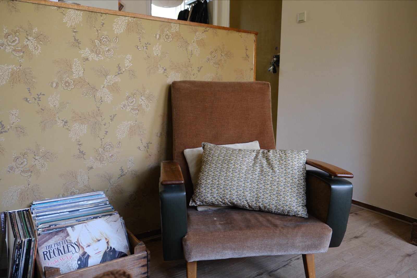 Vintage fauteuil met houten armleuningen, Ophalen, Gebruikt, 75 tot 100 cm, 50 tot 75 cm