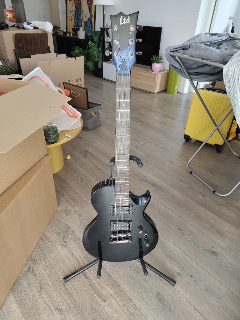 ESP LTD EC Series Electric Guitar — Incl. ESP Gig Bag, Met versterker, Zo goed als nieuw, Solid body, Ophalen