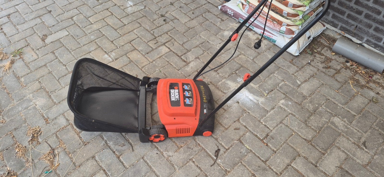 Black & Decker Verticuteermachine - Gazonbeluchter, Ophalen, Zo goed als nieuw, Elektrisch